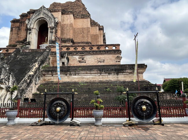 大きな銅鑼。<br />ちゃんとバチも横についていて、鳴らすとボエーーーと低い音が響きます。