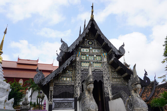 仏塔の裏手にあったのは、タイの高僧を祀っているお堂。<br />黒～銀色っぽくてかっこいい。