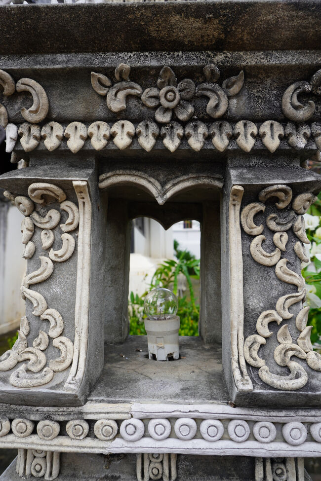 石灯籠と電球のミスマッチ感がかわいい。<br />ワット・チェディルアンは夜のライトアップもきれいみたいです。<br /><br />