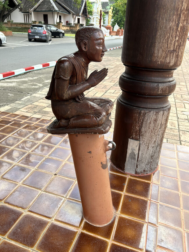 危うい角度でお祈り。<br /><br />最後に、お寺の中にあるお手洗いに行っておきました。<br />入口で共用スリッパに履き替えないといけないのだけ、ちょっと抵抗感…。<br />今のところ、どこのお寺に入ってもお手洗いがあったのでその点は安心です。<br /><br />次の場所に行くために、お寺の前でGrabでバイクタクシーを呼びます。<br />バイタクにはだいぶ慣れたけど、車の多い大通りを通るときはめっちゃ怖い。