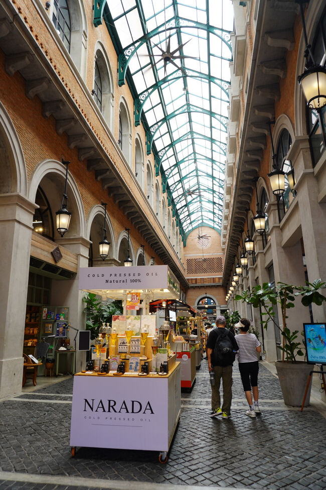 ニマンヘミン通りにある『One Nimman（ワン・ニマン）』というショッピングモールにやってきました。<br /><br />さっきまで居た旧市街とは全然雰囲気が違う…！<br />レンガとアーチの壁、そして石畳とまるでヨーロッパに来たかのよう。<br />並んでいる商品もおしゃれなものばかりです。<br /><br />＊Grabバイクタクシー：29バーツ（約130円）