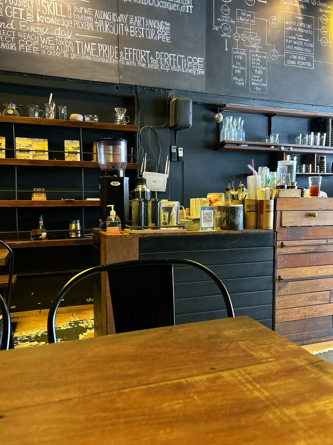 店内は黒基調でクールな感じ。<br /><br />壁の黒板には、コーヒーができるまでの工程や、メニューを選ぶためのチャートなどが描かれていました。<br />おしゃれなだけじゃなくて、読んでも面白い！