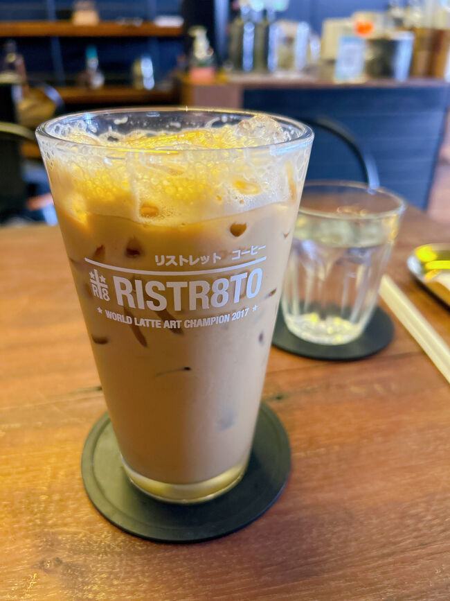 なのに、何を思ったかアイスカフェラテを頼んでしまいました。<br />だって暑かったから…。<br /><br />ラテアートは見られませんでしたが、美味しいコーヒーでした。<br />グラスに日本語が書いてあるのも嬉しい。<br /><br />＊アイスカフェラテ：78バーツ（約351円）