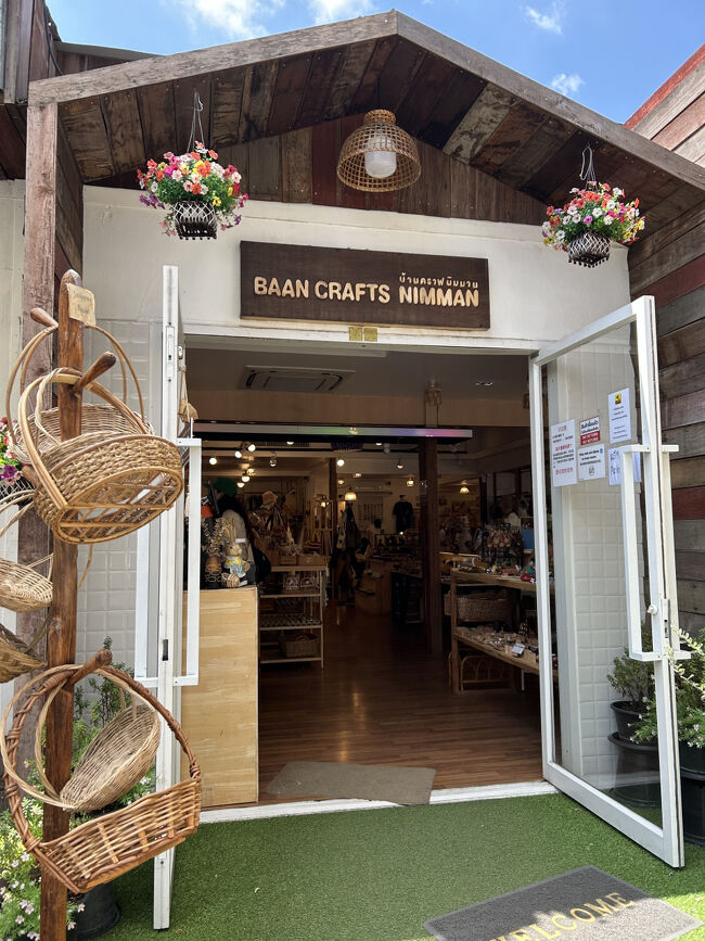 ニマンヘミンエリアには、かわいい雑貨や洋服のお店がたくさんあります。<br />気になって入ってみたのは『BAAN CRAFTS NIMMAN』。