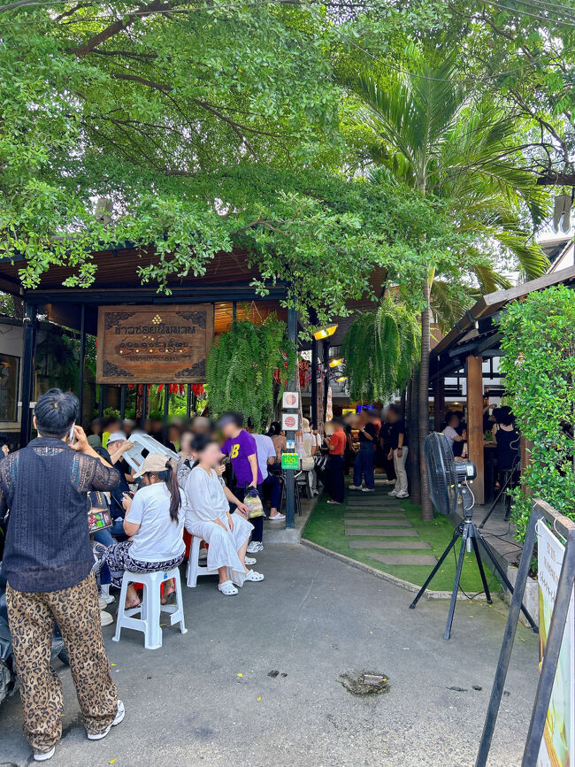 『Kao Soy Nimman（カオソーイ・ニマン）』でお昼ごはんを食べます。<br />この辺りでは有名なお店みたい。<br /><br />14時前にも関わらず、お店の前には順番待ちのお客さんがたくさんいました。