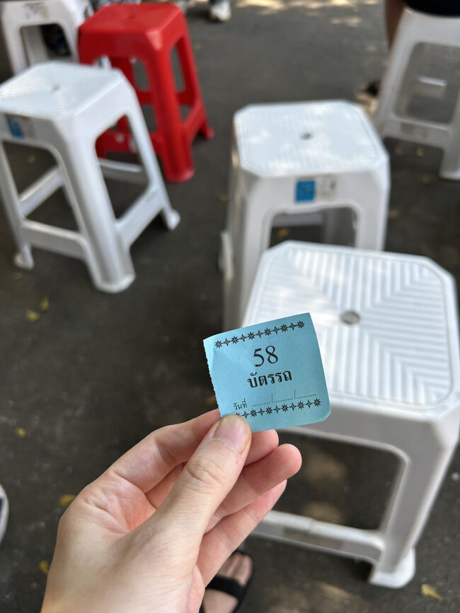 番号札をもらって椅子で待機。<br />順番になると、タイ語と英語で番号を呼んでくれます。<br /><br />席数が多いみたいで、人数の割には進みが早く感じました。