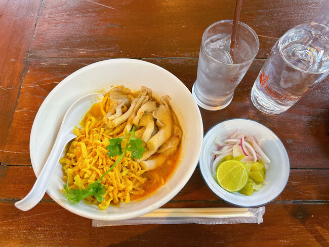 頼んだのはきのこのカオソーイ！<br />肉や海鮮のカオソーイはよく見かけるけれど、きのこは珍しい気がします。<br /><br />正直なところ、きのこはぐじゅっとした感じで好みではなかったです…。<br />昨日行ったカオソーイ・クンヤーイはココナッツ強めのスープでしたが、こちらはスパイシーでカレーの風味が強め。<br />辛いのに何回も飲みたくなるお味！スープや麺は美味しかったです。<br /><br />＊きのこのカオソーイ：110バーツ（約495円）<br />＊ミネラルウォーター：20バーツ（約90円）