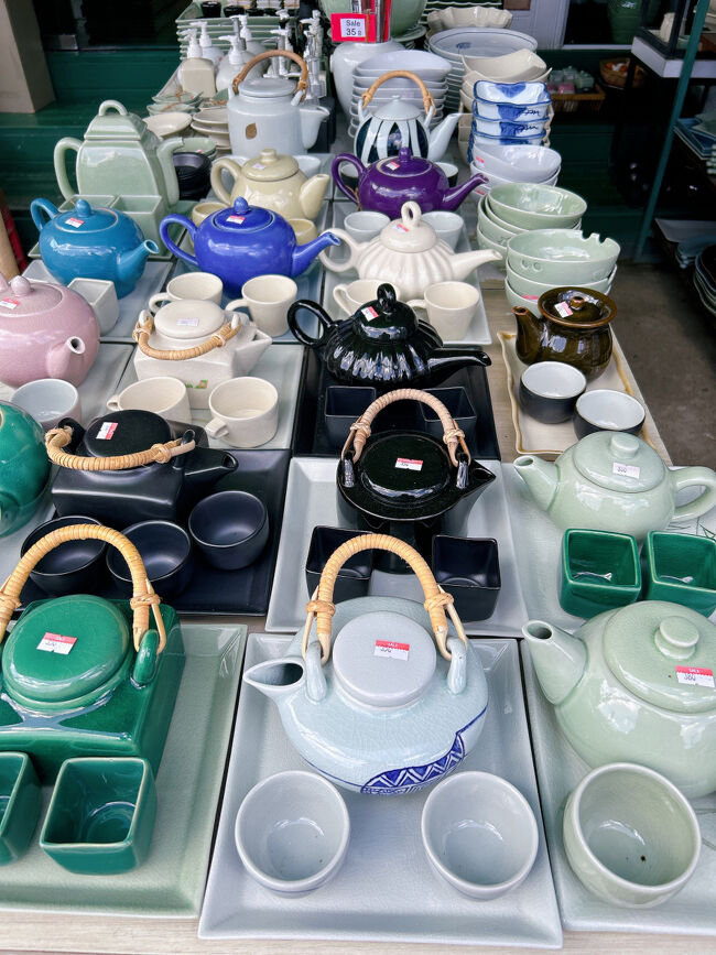 次の目的地に移動します。<br />モンスーン・ティーで買い物しすぎてしまったことがショックで、節約せねばと歩いています。<br /><br />ニマンヘミン通り沿いを歩いていて見つけた陶器のお店『Kasama』。<br />ころんとしたデザインや、優しい色合いのものが多くて可愛かったです。