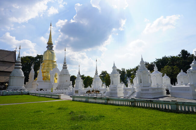 到着したのは『Wat Suan Dok（ワット・スアン・ドーク）』。<br /><br />暑い中20分以上歩いてきたから、かなりぐったり。<br />カオソーイ分のエネルギーを消費しきったかも。<br />普通にバイクタクシー使えばよかった。