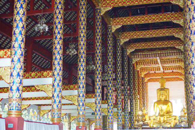 本堂は有料だったので、中には入らず外から見るだけ。<br />座像と立像が背中合わせになっているのが珍しい。<br /><br />体力的にちょっとしんどいけど、せっかくなのでもう一か所お寺に行きます。<br />Grabでバイクタクシーを呼んだら、ちょうどお寺の近くで待機しているみたい。<br />自分から運転手さんのところに行ったら、友人？とお話しされていました。<br />お邪魔してしまって申し訳ない。