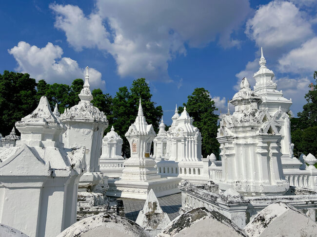 こちらのお寺で特徴的なのは、ずらりと並ぶ白い仏塔。<br />歴代の王の遺灰が納められているそうです。<br /><br />歩き方には「チェンマイの7大仏教寺院」として紹介されているお寺ですが、周囲には誰もいません。<br />一人で霊廟群を歩くのも、青空の下ならなんだか怖くない。