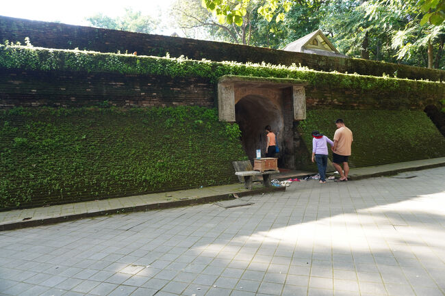 ワット・ウモーンのウモーンはタイ語で「トンネル」という意味。<br />その名の通り境内にはトンネルが掘られていて、その中にお祈りの場所があります。<br /><br />靴を脱いで中に入ります。