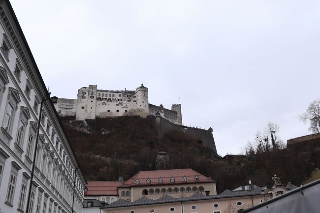 ケーブルカーでホーエンザルツブルク城塞へ向かいます<br />ケーブルカーもザルツブルクカード提示で無料、しかも専用レーンがありました