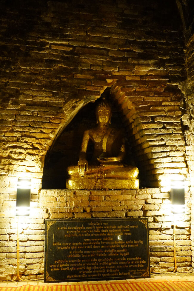 薄暗い中に仏像が浮かび上がって、幻想的な雰囲気。<br />トンネルで周囲の音が遮断されているのと、視界に映るものも少ないのとで確かに集中できそうな環境です。