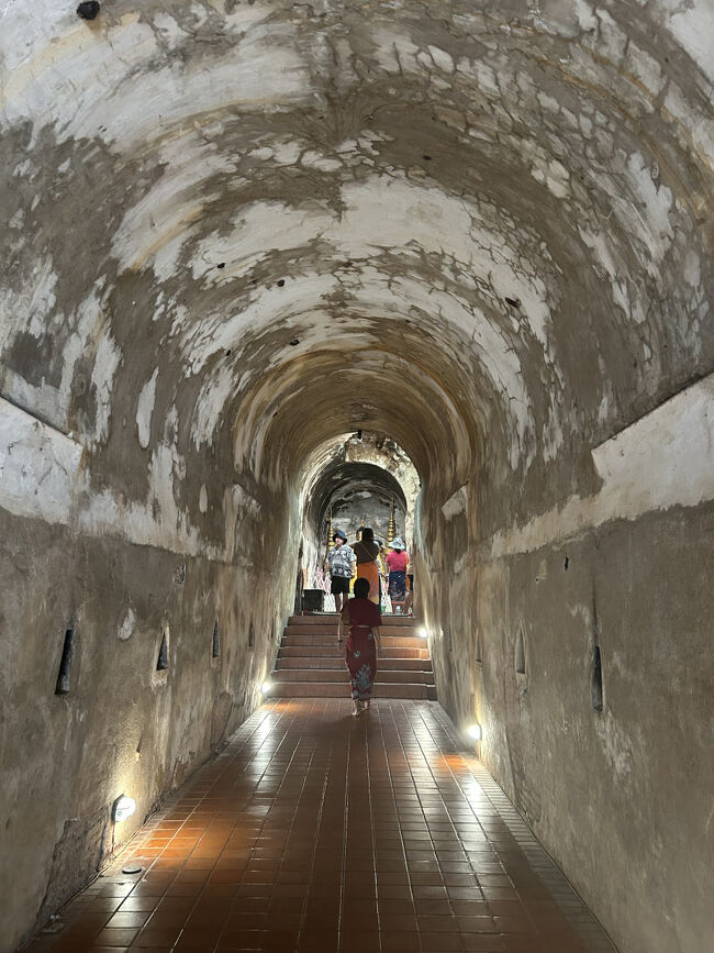僧侶の方々が集中して瞑想修行ができるようにと作られたそう。<br />トンネルの中はひんやりとしています。