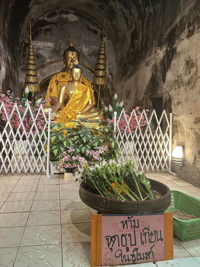 突き当りの部分に仏像が納められています。<br /><br />像の前では、ちっちゃい子がお父さんらしき人にお参りの仕方を教えられていました。<br />タイではこうやって小さい頃から習うことなんだな～。