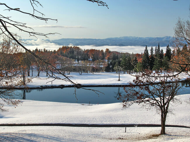 ホテル駐車場前の池・・・その先の会津若松の街は雲海に包まれています。