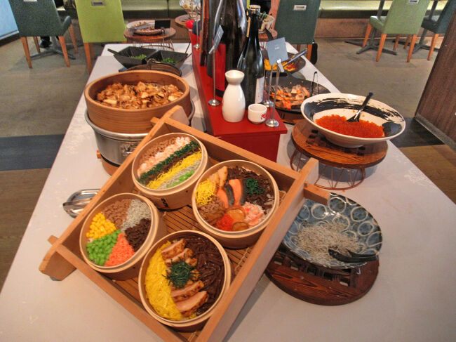 手前の「わっぱ飯」のサンプルを参考に、自分なりのわっぱ飯を盛りつけます。