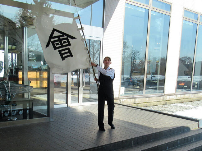 バスが出発すると、会津の旗を振りながら、スタッフの女性がお見送り。