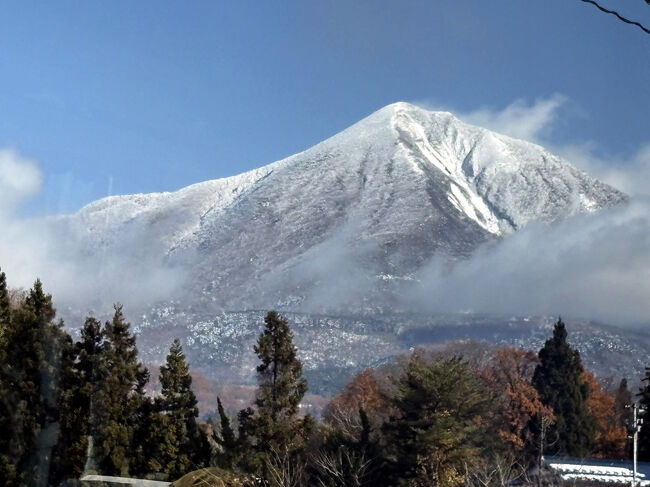 ホテルからは雲が懸かってよく見えなかった磐梯山も、車窓から美しい姿が見えました。