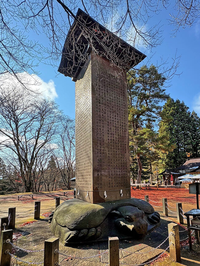 境内に建つ大きな石碑は「土津霊神之碑」・・・神社境内に設置された石碑としては日本最大のもので、亀石と呼ばれる台座を含めた高さは約7.6m、重さは30tもあります。<br />保科正之の事績を記した竿石の碑文は、1665年に保科正之の師として迎えられた儒学者の山崎闇斎（1619～1682）の撰文で、能筆家の土佐左兵衛高庸が書き記した1,943文字を刻んでいます。