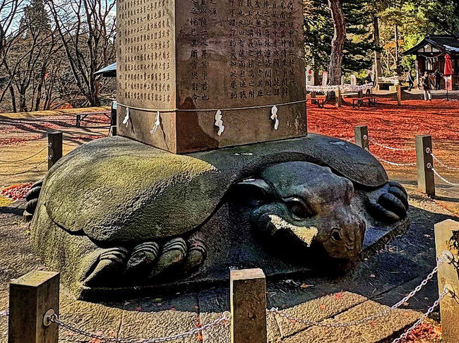 台座の亀石は、猪苗代湖を後ろにして正行公の墓に向いています。<br />最初は南向きに置かれていた亀石ですが、夜に亀が猪苗代湖に這い出したため北向きにしたところ、二度と這い出すことはなかったとか。