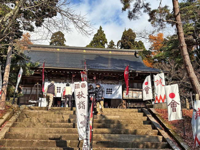 石段を上って拝殿へ。<br />創建当初の神社は戊辰戦争の時に焼失しましたが、明治13年（1880）に現在の社殿が再建されました。
