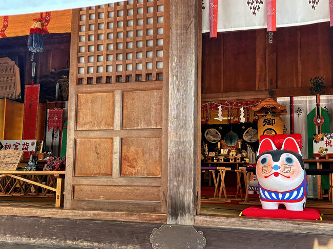 拝殿の右側には犬張子・・・犬は出産が軽く、多産で子育てが上手なことから、子宝・安産などで江戸時代から親しまれている縁起物です。