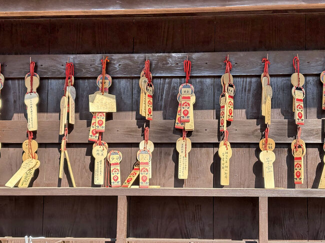 これは「こけし絵馬」・・・顔を自由に描き入れ、子宝成就や安産成就、子供の健やかな成長などを祈願します。