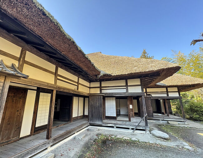 天保８年（1837）に西白河郡矢吹町中畑に建てられた「旧中畑陣屋」。<br />明治維新後に陣屋が廃止されると、同地の岡崎家に譲渡され、住居として使われていましたが、昭和49年に岡崎家から「会津武家屋敷」に譲渡されて現在地に復元移築されました。