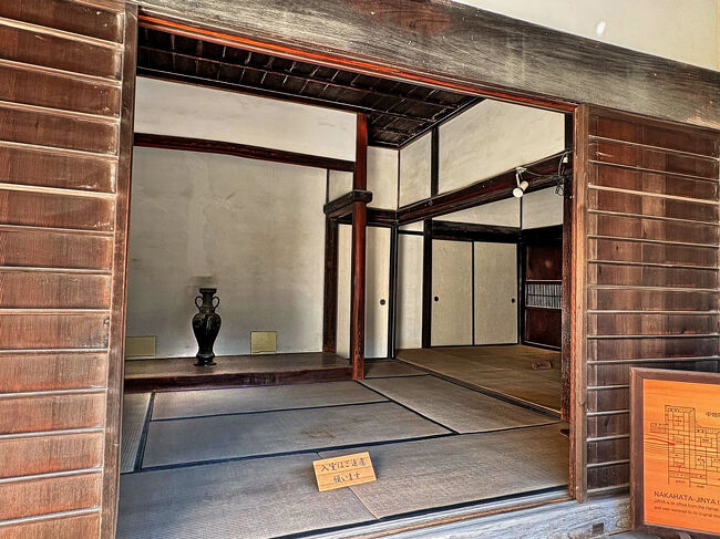 旧中畑陣屋は、陣屋として現存する県内唯一の建物で、また東北に残った最後の代官所でもあります。<br />当時の代官は５千石の旗本・松平軍次郎で、中畑村など７カ村を支配していました。<br />ここは「取り次ぎ」（玄関）。