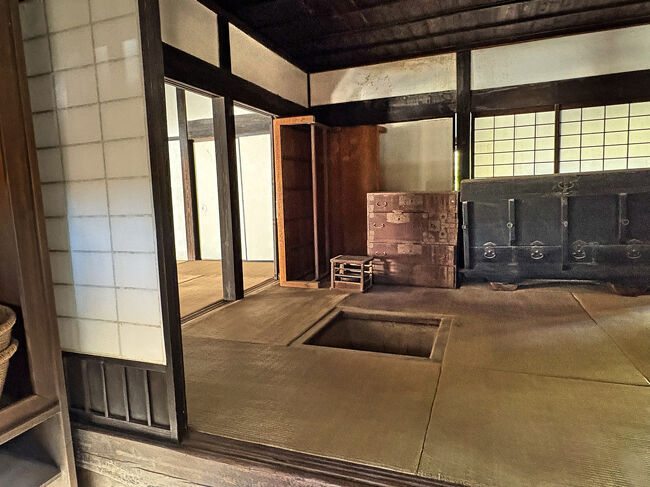 「茶の間」。<br />建物は簡素ながらも書院造りの形態をとどめ、地域農民住居の手法も残しています。