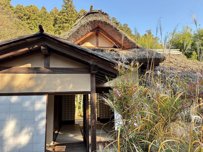 茶室「嶺南庵」・・・千利休の子・少庵が鶴ヶ城本丸に造った茶室「麟閣」を再現したものです。
