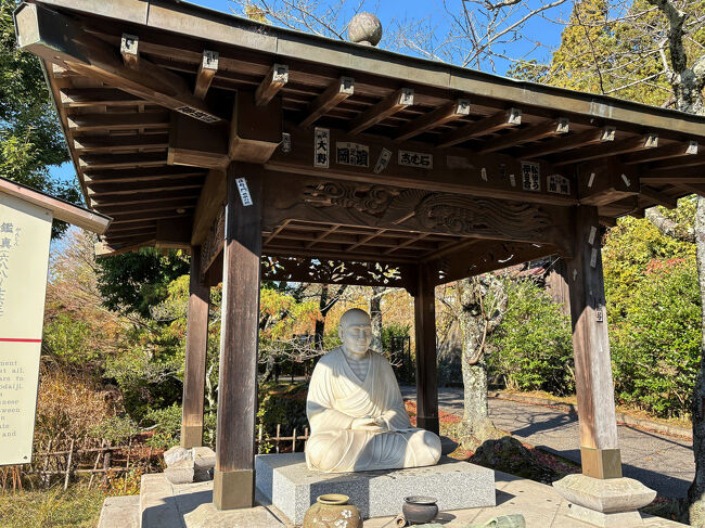 日本からの招きで、753年に来日した「鑑真」の像・・・12年間・５度の失敗を乗り越えて日本に辿り着き、律宗を広めて唐招提寺を建立しました。<br />この鑑真像は中国彫刻界の第一人者の作で、中国との関係が深い当館館長が日中国交正常化10周年を記念して安置したものです。