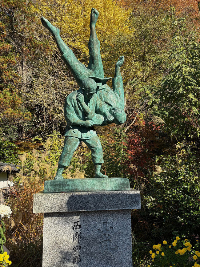 「西郷四郎像」・・・大技「山嵐」を生み出し、小説『姿三四郎』のモデルになった柔道家・西郷四郎（1866～1922）は会津城下で生まれ、西郷頼母の長男・吉十郎が22歳の若さで病死したため、頼母の養子となりました。