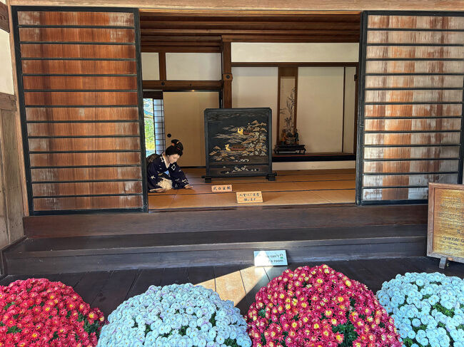 「式台玄関」は公式の出入り口として、お客様の送り迎えや、挨拶の場として使われました。