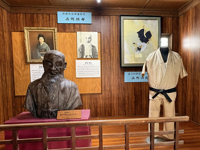 西郷頼母の像と西郷四郎着用の柔道着（複製）。