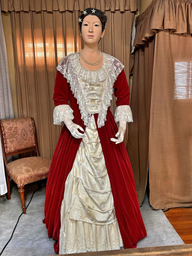 会津藩家老・山川尚江の末娘・山川捨松（1860～1919）の像。<br />明治4年（1871）、岩倉具視を全権大使とする欧米使節団一行が横浜港を出港しましたが、その中に山川捨松（11歳）津田梅子（6歳）ら幼い５人の少女が含まれていました。<br />この時、捨松の母はお国のために娘を「捨てたつもりで待つ」という心を込め、幼名「咲子」を「捨松」と変えて遙か異国の地に旅立たせました。<br />日本初の女子留学生として11年間のアメリカ留学生活を終え帰国した後、陸軍大将・大山巌の後妻となり、留学経験を活かして鹿鳴舘などで活躍して日米親善の先駆者となった女性です。