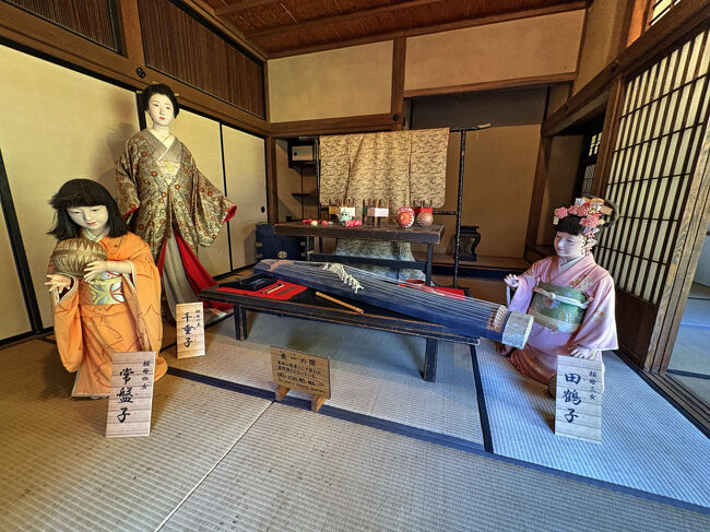 家長の寝室だった「奥一の間」・・・書院造りの部屋で、飾られた人形は、父の寝室で遊んでいる子供達（三女・田鶴子、四女・常盤子）を、妻の千重子が叱っている場面です。