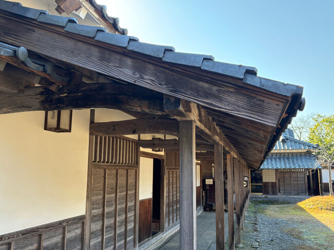 江戸時代、武家屋敷は回りに長屋を設け、下級の家来を住まわせて警備に当たらせました。<br />この長屋は、表門の片側についていることから「片長屋」と言います。