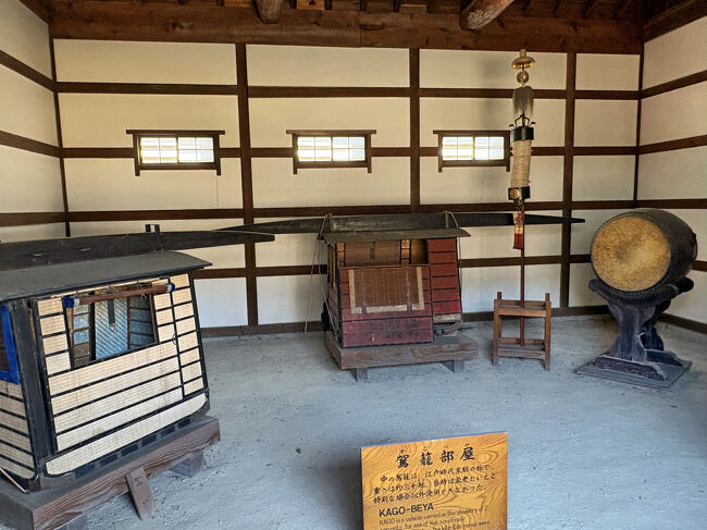 「駕籠部屋」・・・中の駕籠は、江戸時代末期の物で、重さは約30kg。<br />当時は家老といえども特別な場合以外は使用できませんでした。