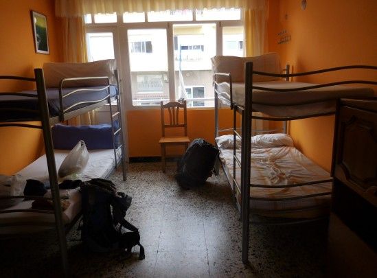 6時50にパッキング完了、昨日の手拭い忘れたのが頭から離れないのでベッド周りをいつにもまして念入りにキョロキョロ。シャワー浴びた後に拭く物がないのは困るので、さっさとハンカチ大のタオルを買いました。ちょっと役不足ですが日本に帰るまでこれで持たせます。<br />昨晩のベッド選びでは、他にも空いてたのに私の隣のベッドを選んでくれた婦人はさっさと出発していった。自分も昨日マルタから教わった裏口から出てバス停を目指します。