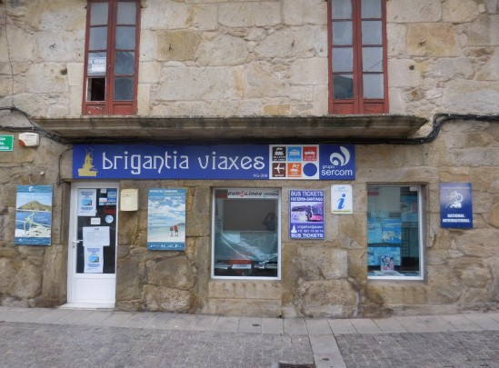 スペインあるあるで、バス停なのにちっともバス停らしくありません。唯一、前の家の窓ガラスにバスの運行時間が貼られてるだけです。マルタに教えて貰えたので助かった。でなかったら当たりを付けた付近を聞きまくりでした。<br />7:15のバスは既に待機していたので「ルーゴ？」と確認します。運転手はモチーラと言って後ろのトランクにバックパックを入れるのを手伝ってくれました。降車する時にスティックを忘れないようにしなくてはと思った。