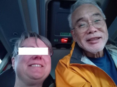 バス代5.20ユーロ。自分が一番乗りだ。バスの窓から外を見ていると、隣のベッドになった婦人がやって来た！え、乗るの？自分がバスを利用すると聞いたのでバス移動を思い付いたのだろうか？これも何かの縁なので、お互いのカメラで撮りっこしました。でもバス停を二つ三つ過ぎると降りてしまいました。今日のアルベルゲまでは歩くようです。代わりに乗ってきたのは87才のリッチマン。この人も途中で降りてしまいましたが、お互いに会ったことを覚えてたので名乗りあいました。87才の島田さんも元気にサンチャゴに到達することでしょう。