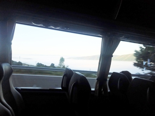 その後もO Cádavoで３人の巡礼が乗ってきた。夫婦らしいのは軽装で、もう一人は50代らしい屈強そうなの。夫婦はルーゴ18km手前で降りたのでやっぱり残りを歩くらしい。バスは快適だったがバスの振動が腰に響いて痛い。