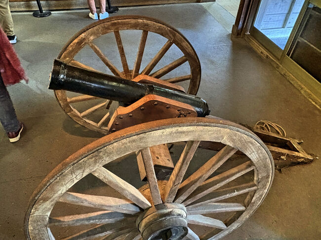 戊辰戦争で使用された「四斤山砲」（複製）・・・四斤とは約４kgの弾丸を発射できる口径の表示で、山砲とは山地などで使用する場合に、分解して運搬できる火砲のことです。