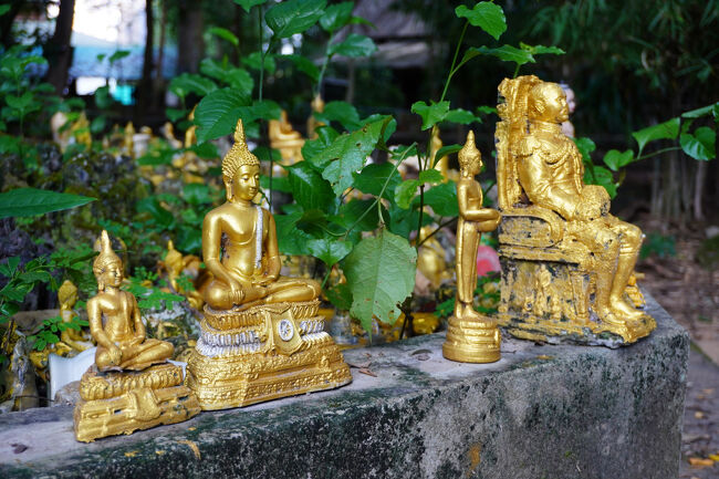 立派な椅子に座っているのは王族のどなたかなのでしょうか。<br />どのような思いで置かれていった像たちなのか、説明書きなどは見つけられずよく分かりませんでした。