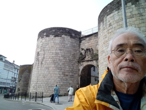 8:40 ルーゴバスターミナル到着。取りあえずバスターミナルでヨーグルトを食べてから現在地を把握しよう。<br />バスターミナルから城壁はすぐ見つかると甘くて見ていたが、大きな町なのでそこそこ時間がかかりました。うろちょろしてると聞きもしないのに二人の地元民が助けてくれました。巡礼が通る町は巡礼に親切です。