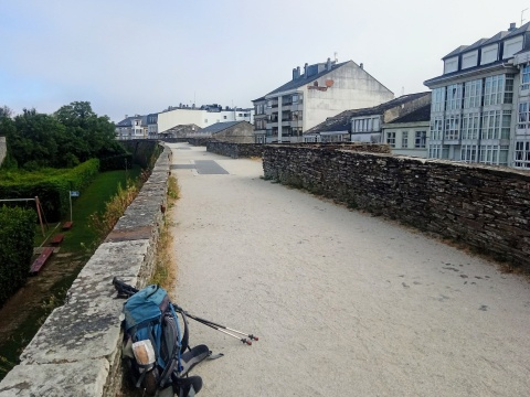 公営アルベルゲのオープンまでには数時間あるので、ルーゴ名物の城壁に上がってみました。まぁ一周する程のものじゃ無さそうでした。<br />前に来た時はこれを忘れていたので今回は是非上がってみたいと思ってたけど大したもんじゃなかった。少し歩いただけで城壁は降りてしまいました。<br />歴史を感じさせないただの石で囲まれた道って感じでした。更に床は石畳じゃなくて普通の土の床なので、そこいらを歩いているのと変わりなかった。