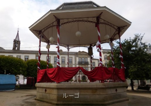 城壁を下りた所の広場で持参のヨーグルトを食べていると、離れた所を見たことのあるアジア人の小母さんが歩いていました。あれ？この人とは会ったことがあるなと思いだせたが、どこで会ったのかは思い出せなかった。それが今晩は隣のベッドで寝ることになるとは不思議な縁を感じます。